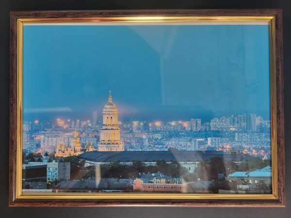 Настінна картина (фото) в рамці з фотографією панорама Києва у вечірній час.