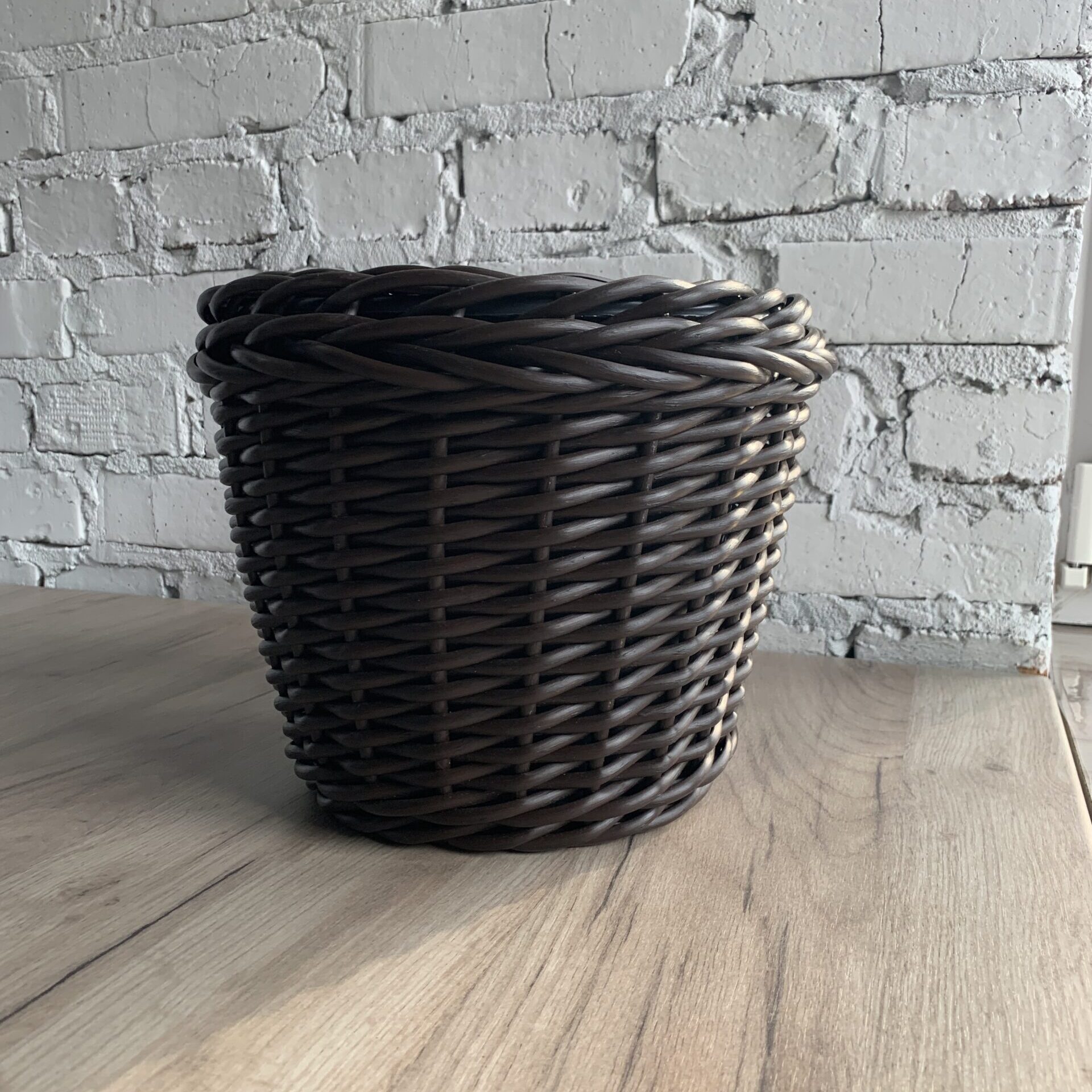 кашпо плетений зі штучного ротангу венге можна придбати в Броварах в магазині Тефіті