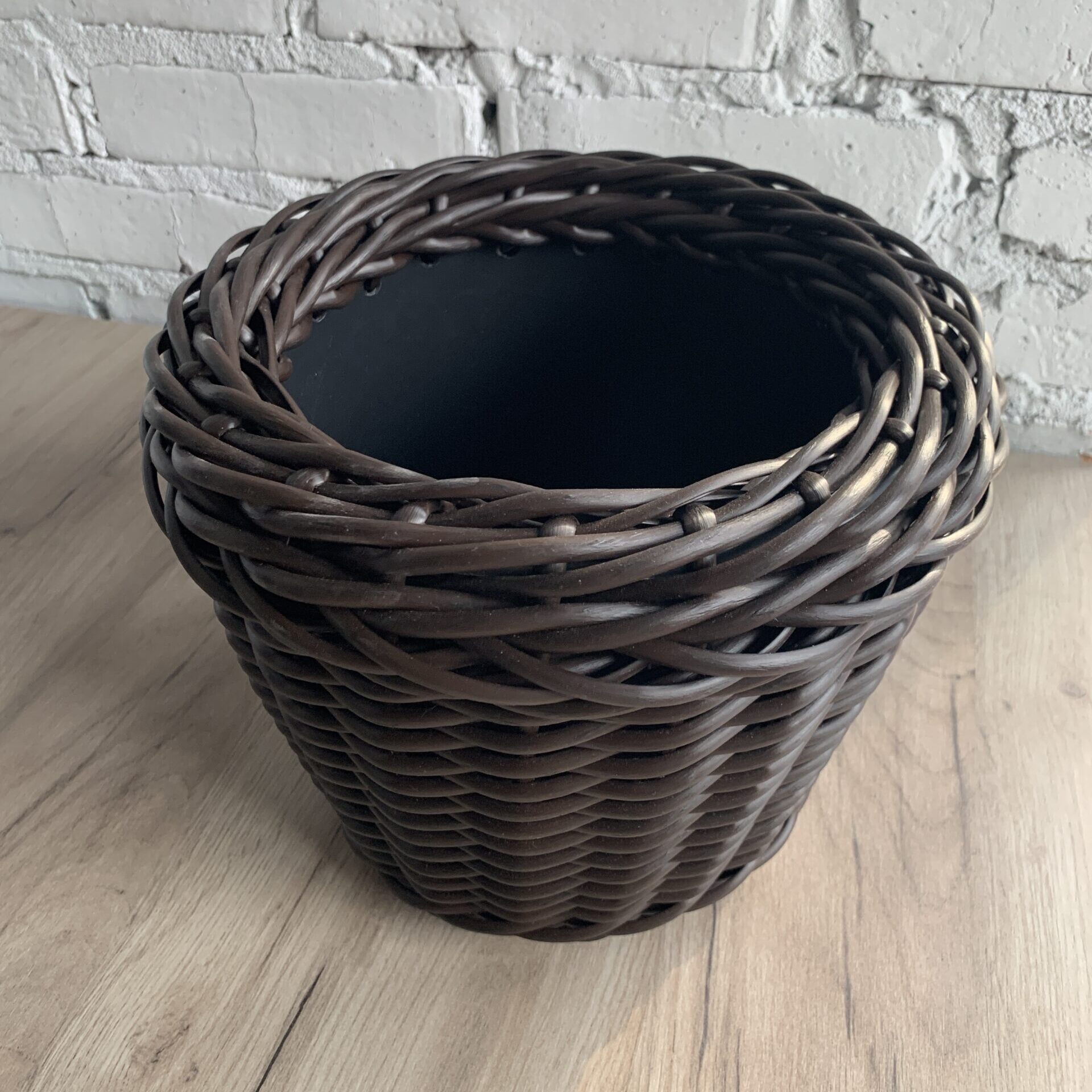 кашпо плетений зі штучного ротангу венге можна придбати в Броварах в магазині Тефіті