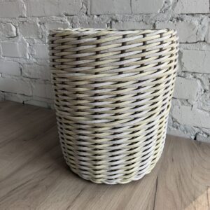 кашпо плетений зі штучного ротангу біло-жовтий можна придбати в Броварах в магазині Тефіті