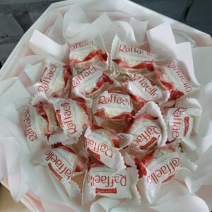 солодкий букет з цукерками Raffaello