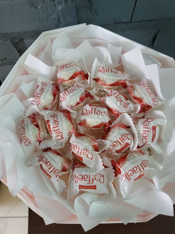 солодкий букет з цукерками Raffaello