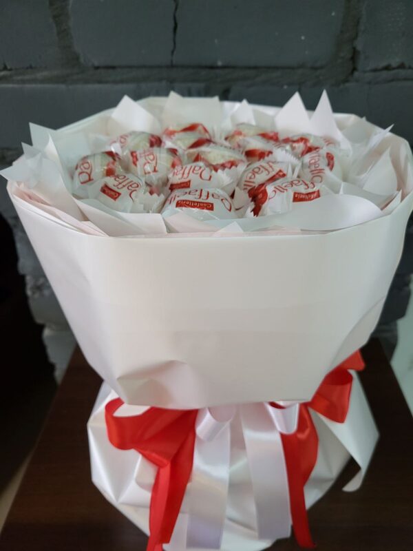 солодкий букет з цукерками Raffaello
