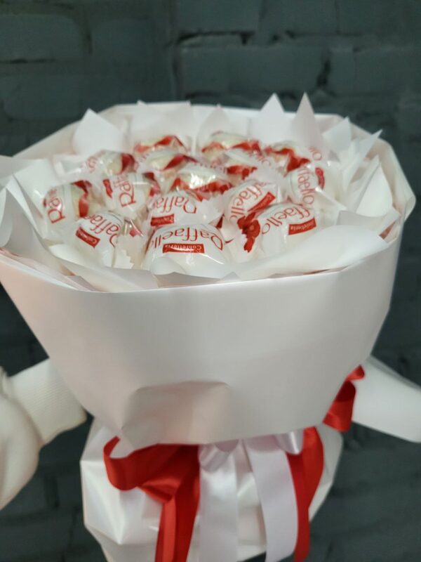солодкий букет з цукерками Raffaello