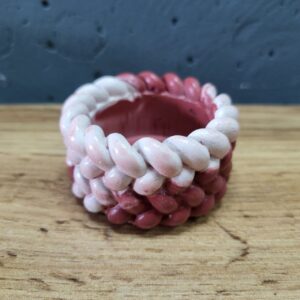 підсвічник з бетону для свічки таблетки. виріб покрито лаком. колір білий з бордовим