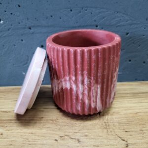 горщик з кришечкою з бетону. виріб покрито лаком. колір горщику білий з бордовим