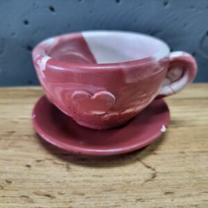 чашечка з блюдцем з бетону. колір білий з бордовим