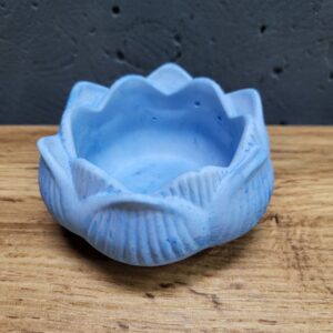 підсвічник з бетону у формі квітки. колір синій