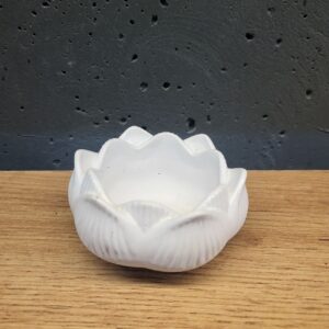 підсвічник у формі квітки з бетону