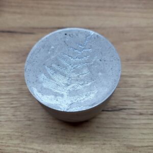 свічка в бетоні з кришкою