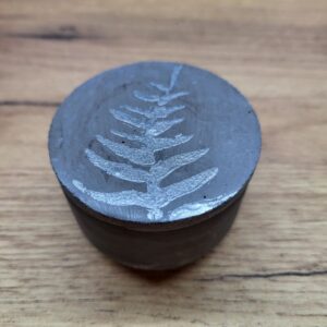 свічка в бетоні з кришкою