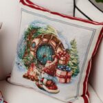 Подушка декоративна новорічна Гном біля синьої двері 45Х45СМ