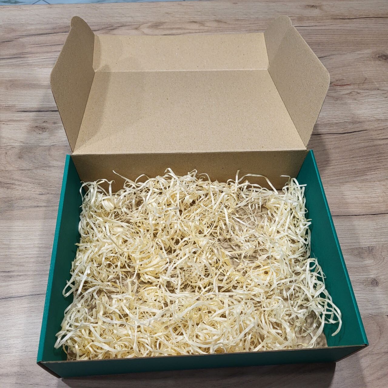 подарункова коробка з наповненням Зелена 30х24х9см