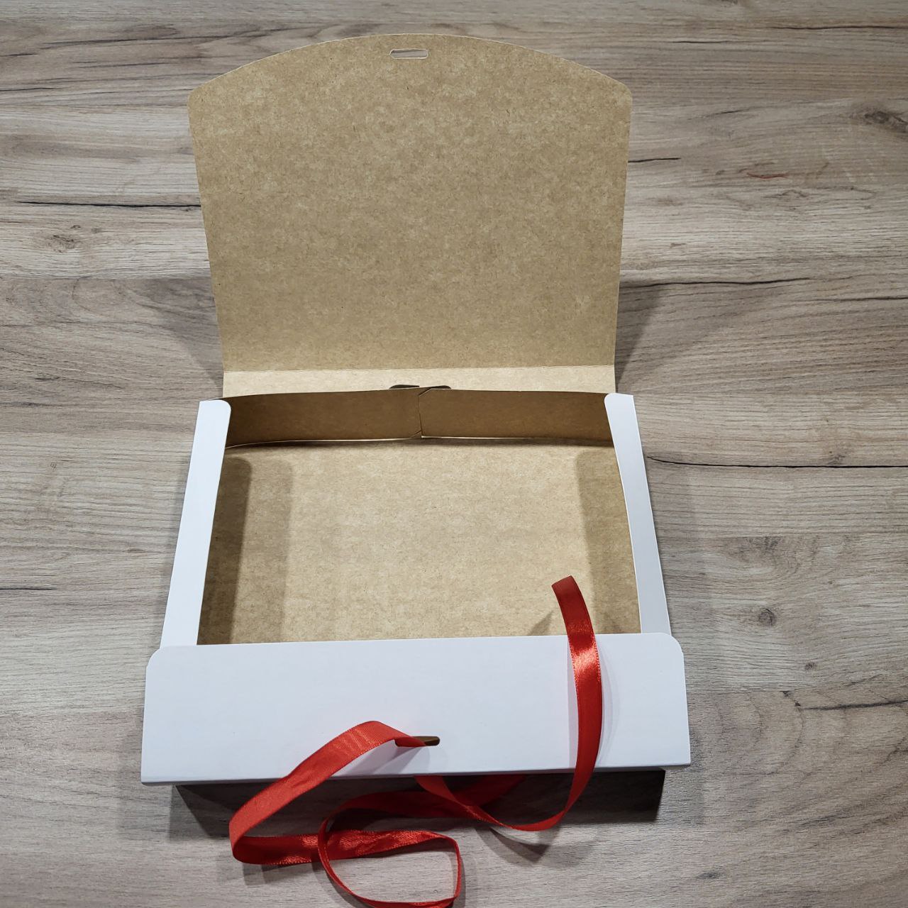 подарункова коробка з наповненням Біла 25х20х5см