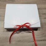 подарункова коробка з наповненням Біла 25х20х5см