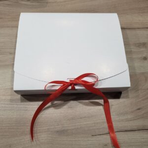 подарункова коробка з наповненням Біла 25х20х5см