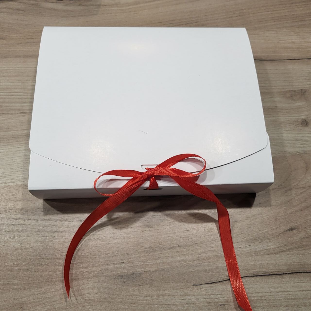 подарункова коробка з наповненням Біла 25х20х5см