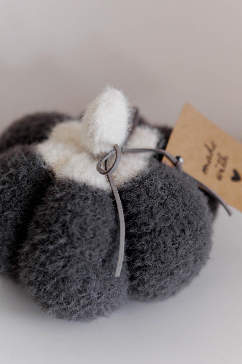 Декоративний виріб Pumpkin сірий D9СМ