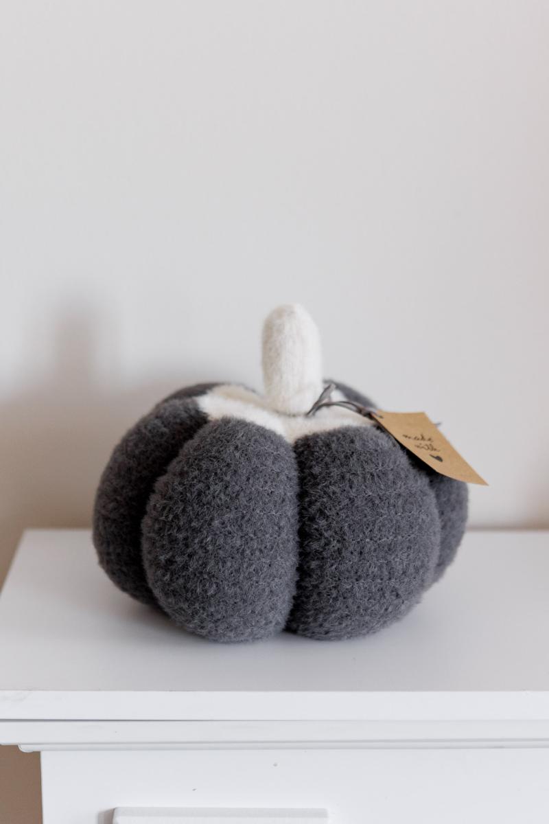 Декоративний виріб Pumpkin сірий D25СМ