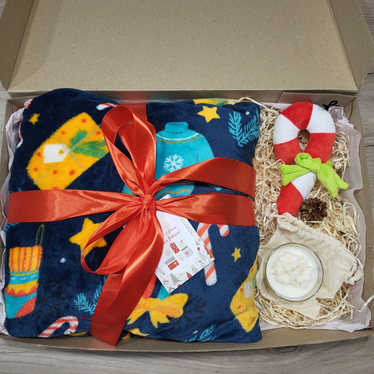 подарунковий набір: плед, ароматична свічка гортензія, іграшка