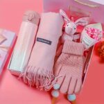 подарунковий набір: шарф, термочашка і підвіска зайчик з букетом