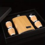 набір фляга та стопки в коробці