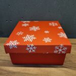 коробка подарункова червона зі сніжинками