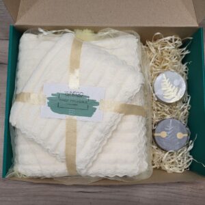 подарунковий набір: набір рушників молочний та набір ароматичних свічок