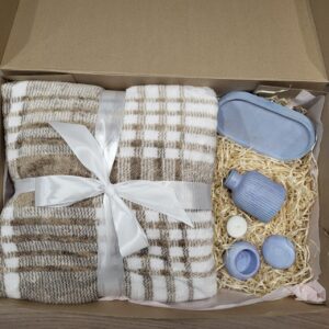 подарунковий набір: плед в клітинку коричневий та набір з бетону