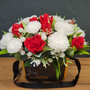 Букет з хризантем та троянд з мила