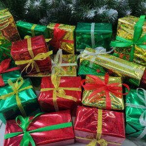 пакування в папір зі стрічкою середня коробка