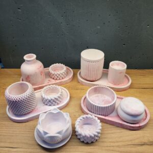 набір виробів з бетону білий з рожевим