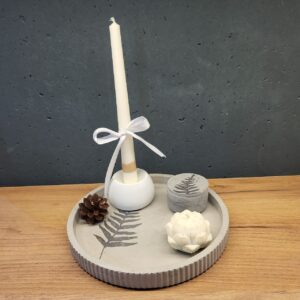 набір виробів з бетону та свічки