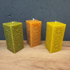 Свічка висока з візерунком 9,5х4,5х4,5см Склад - бджолиний віск Кольори - жовтий, зелений, темно-помаранчевий