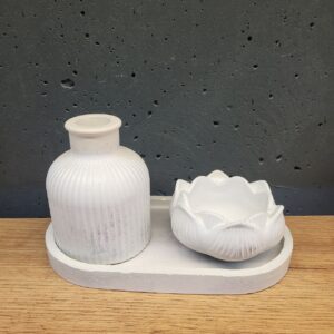 набір виробів з бетону білий з вазою