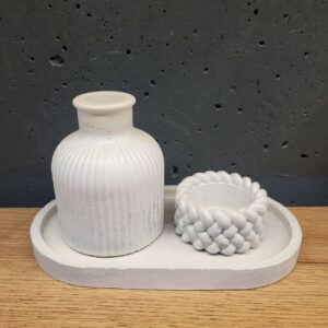 набір виробів з бетону білий з вазою