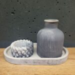 набір виробів з бетону сірий з білим з вазою
