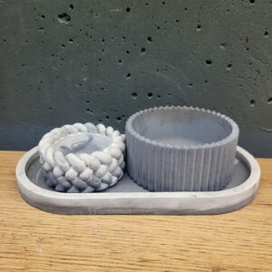 набір виробів з бетону сірий з білим. Два підсвічники