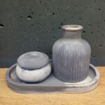 набір виробів з бетону сірий з білим з вазою