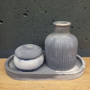 набір виробів з бетону сірий з білим з вазою