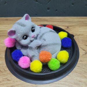 Сірий котик з мила