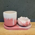 набір виробів з бетону рожевий з білим з горщиком та підсвічником-квіткою