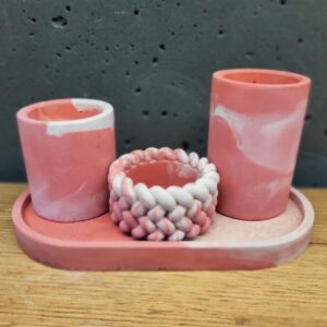 набір виробів з бетону рожевий з білим - підсвічники