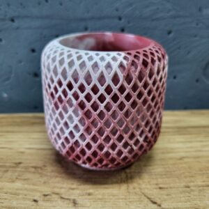 горщик з бетону з візерунком. виріб покрито лаком. колір білий з бордовим