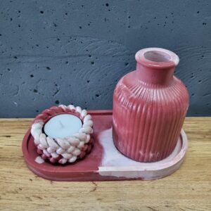 набір виробів з бетону білий з бордовим з вазою та підсвічником