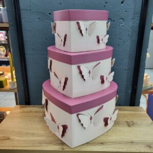 Коробка у формі серця з метеликами