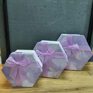 Коробка шестикутна фіолетова з бантиком