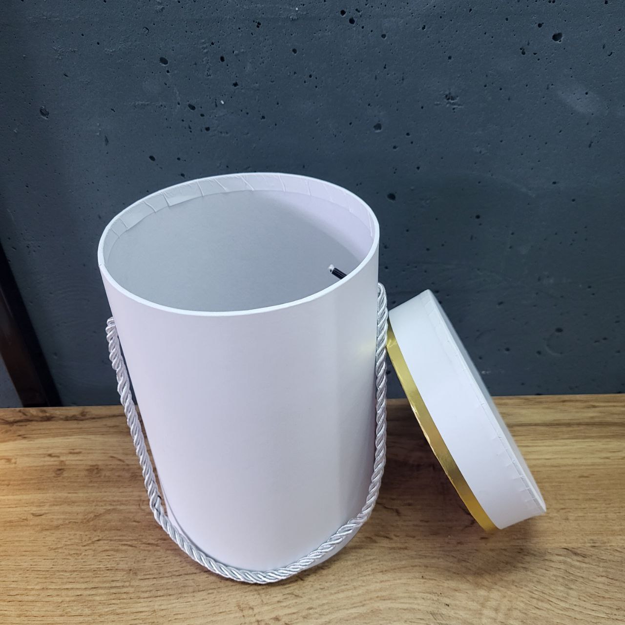 Коробка зі шнурком кругла біла 13х17см