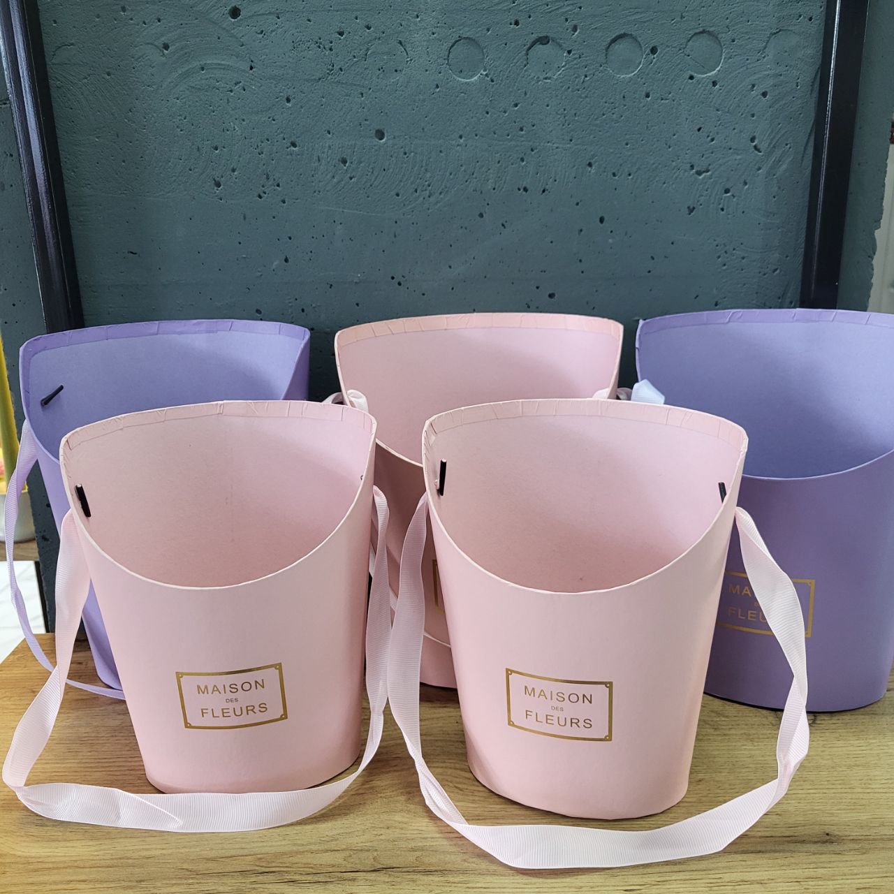 Коробка для квітів з ручкою рожева