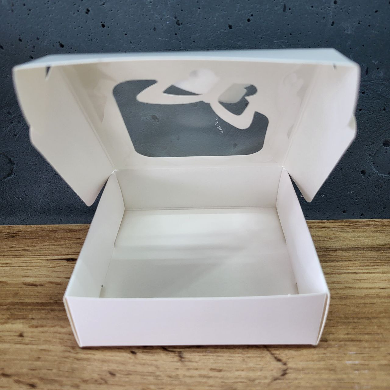 Коробка з вікном та метеликом біла 10х10х3см.